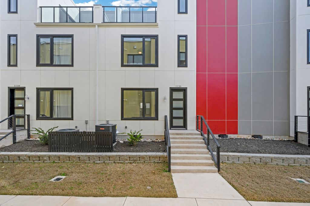 “Urban Elegance: Modern Townhomes in the Heart of the City”