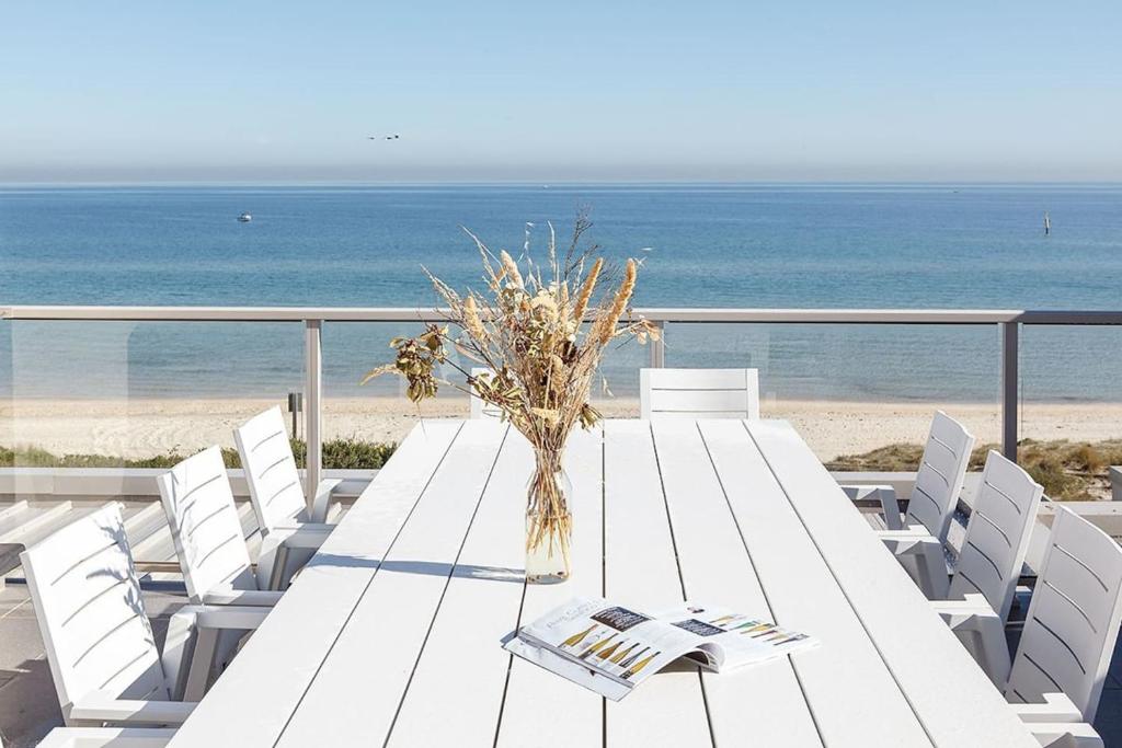 “Breezy Bliss: Contemporary Seaside Homes”
